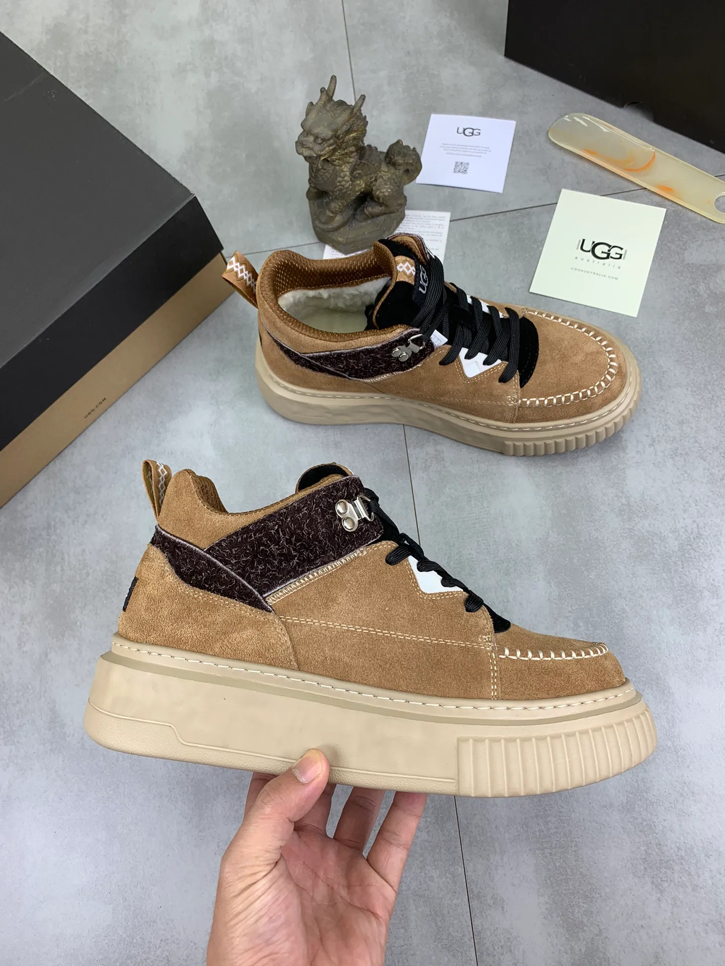 Men's shoes 💰P640 [New style] 💰 🆘 "Real wool" [UGG] 👉The popular men's shoes are synchronized with the official website 🔰The quality of the genuine products [satisfied] is not comparable to the imitations in the general market 🌀The upper is imported Italian frosted cowhide, and the lining is: foot pad 🅰️ grade 🐑Real wool👻Only Grade A can show the effect The hand feels smooth and delicate 🔱The shoe shape is grand, only genuine manufacturers can do it 🎄The perfect toughness of the original outsole 👻⬛️ allows customers to say goodbye to one-time consumption. Real wool lining, super warm. Available in black, brown and gray. Size: 39-44